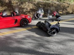 夜冲合欢山返程撞敞篷跑车 骑士喷飞受伤