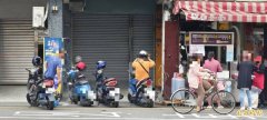 现况曝光!「丰原5口命案」透天厝人去楼空  宅前站牌入夜格外冷清
