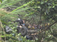 山区倒车不慎坠20米边坡 嘉义竹崎小货车驾驶受困获救