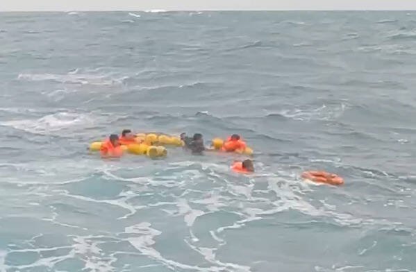 升发财168号机舱起火,整艘船全面燃烧,8名船员跳海求生。(民众提供) 升发财168号机舱起火,整艘船全面燃烧,8名船员跳海求生。(民众提供)