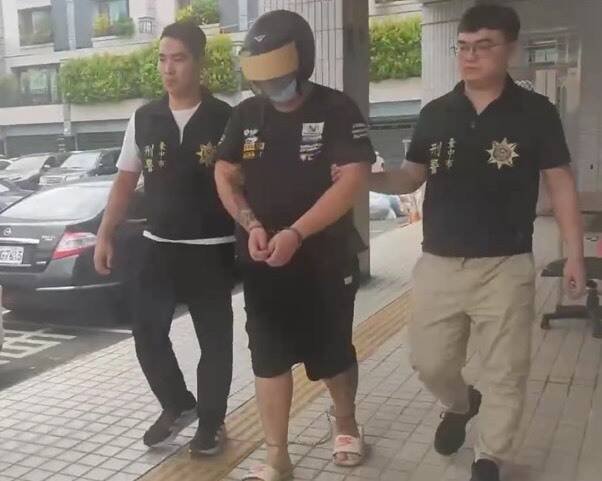 台中警方今天将洪男依杀人等罪嫌送办。(民众提供) 台中警方今天将洪男依杀人等罪嫌送办。(民众提供)