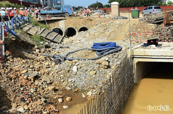 行政院工程会当天公布桃机淹水报告,直指淹水原因主要是「排水系统有大量砾石淤积」、「防水闸门没关」所导致,不过对于为何有卵砾石却只字未提。(资料照片,记者朱沛雄摄) 行政院工程会当天公布桃机淹水报告,直指淹水原因主要是「排水系统有大量砾石淤积」、「防水闸门没关」所导致,不过对于为何有卵砾石却只字未提。(资料照片,记者朱沛雄摄)