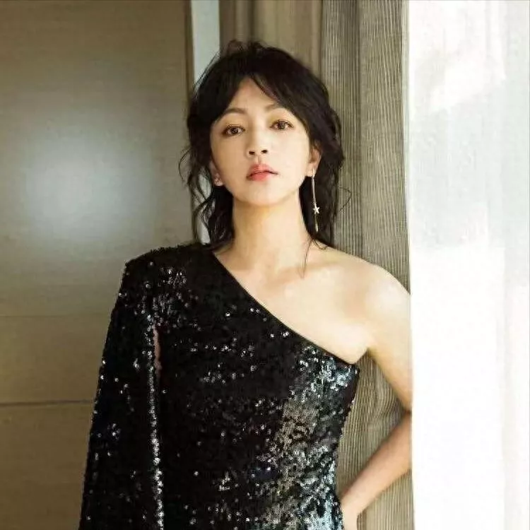 她曾被陈坤陆毅追求,最后却嫁给"丑丈夫",今掌管半个娱乐圈