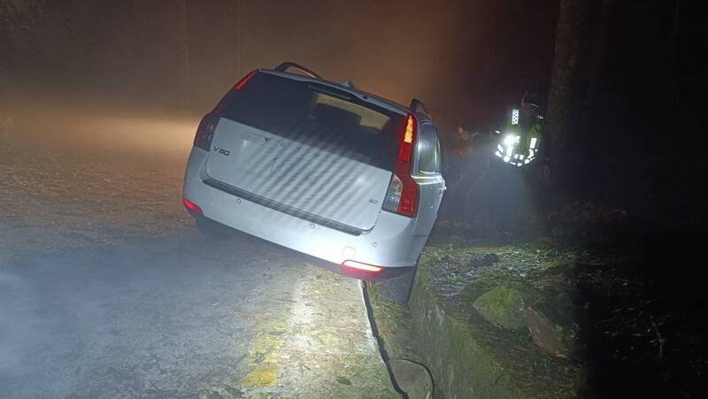 南庄加里山大坪登山口大雾，Volvo休旅车开到水沟，半夜动员拖吊车。（警方提供）