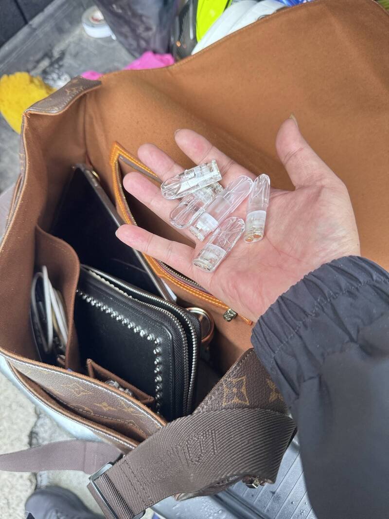 警方查获第二级毒品依托咪酯原油、依托咪酯烟弹及空烟弹。（记者郑景议翻摄）