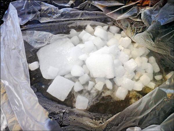 德岛大学1位研究生在研究室因缺氧死亡，死因疑似为干冰导致；干冰示意图。（资料照）