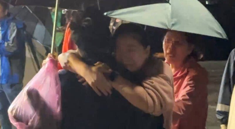 家人见洪父安全返回，紧紧拥抱著他。（记者吴升儒翻摄）