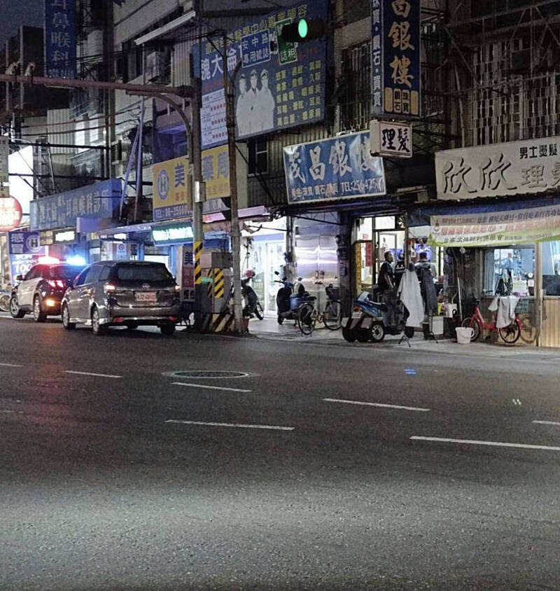 台南市安南区安和路上一家银楼，27日下午惊传遭抢走13两重黄金，警方到场调查。（取自网路）