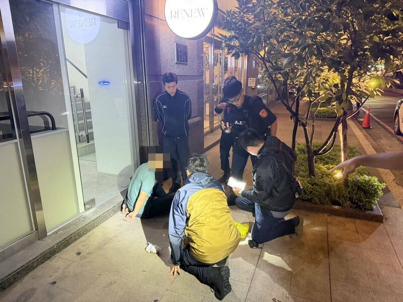 马来西亚18岁许男（绿衣者）、26岁罗男以观光名义来台，实则替诈骗集团担任车手工作。（记者郑淑婷翻摄）