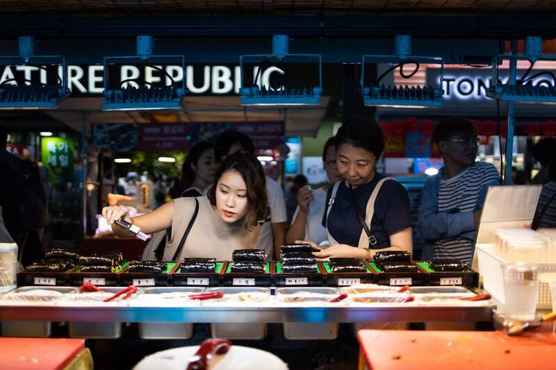 南韩釜山莲堤区贩售海苔饭卷等小吃的餐饮店，发生192名顾客食物中毒事件。南韩海苔饭卷示意图。（彭博）