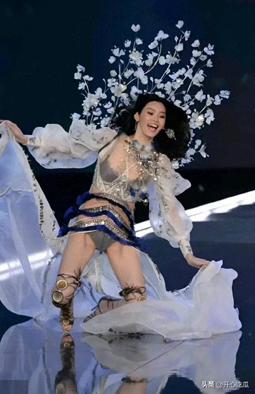 杨幂穿透视装参加2025维密大秀!刘雯太保守 没穿比基尼