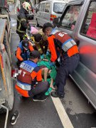 与混凝土车碰撞 台南8旬女骑士右前臂断裂急送医