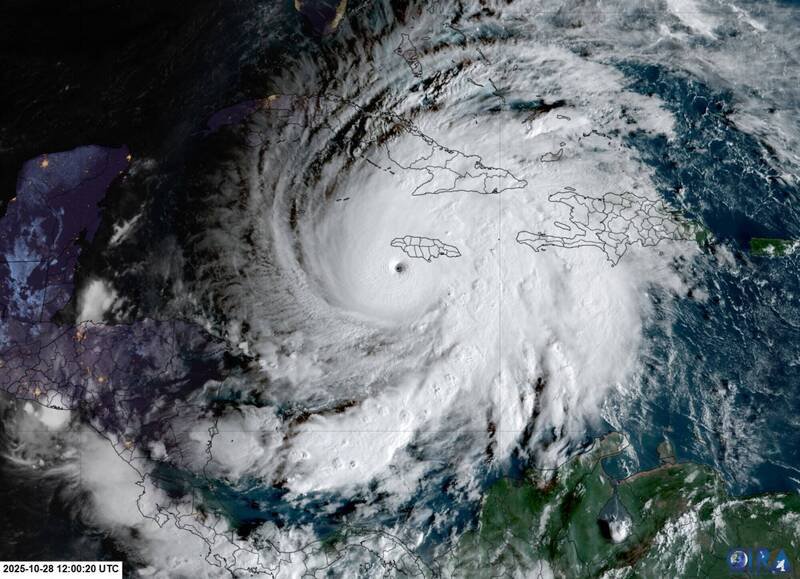 飓风梅丽莎将沿著东北方向穿过牙买加。（法新社）