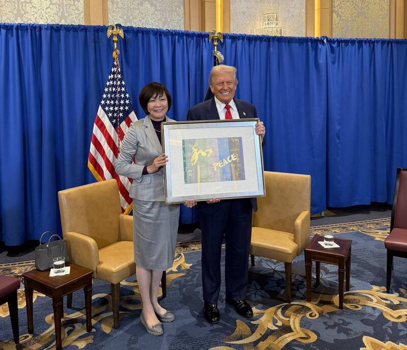 美国总统川普今天会见日本前首相安倍晋三的遗孀安倍昭惠，并获赠一幅象征和平的自创画作。（图撷自x.com）