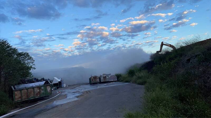 苗栗市西山垃圾掩埋场，今（29）日清晨4点多发生火警，苗栗县政府消防局获报后，派遣消防人车前往灌救，目前火势控制，燃烧范围约1000平方公尺。（图由民众提供）