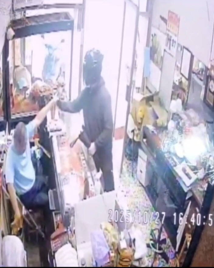 36岁黄姓男抢嫌走进银楼店内先拿辣椒水喷银楼老板。（民众提供）