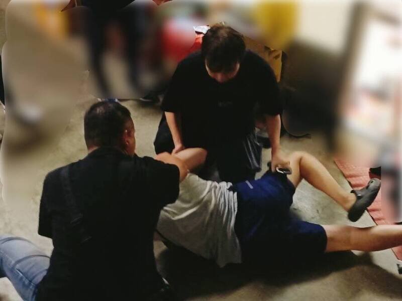 警方逮捕制伏36岁的黄姓男抢嫌。（民众提供）