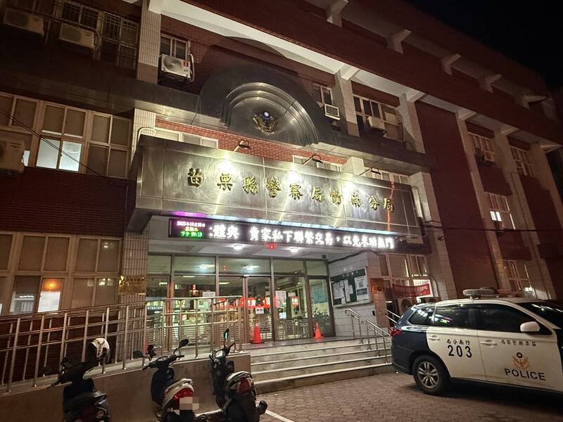 竹南市场酿口角冲突一方亮刀，警方调查中。图为距离竹南警分局。（民众提供）