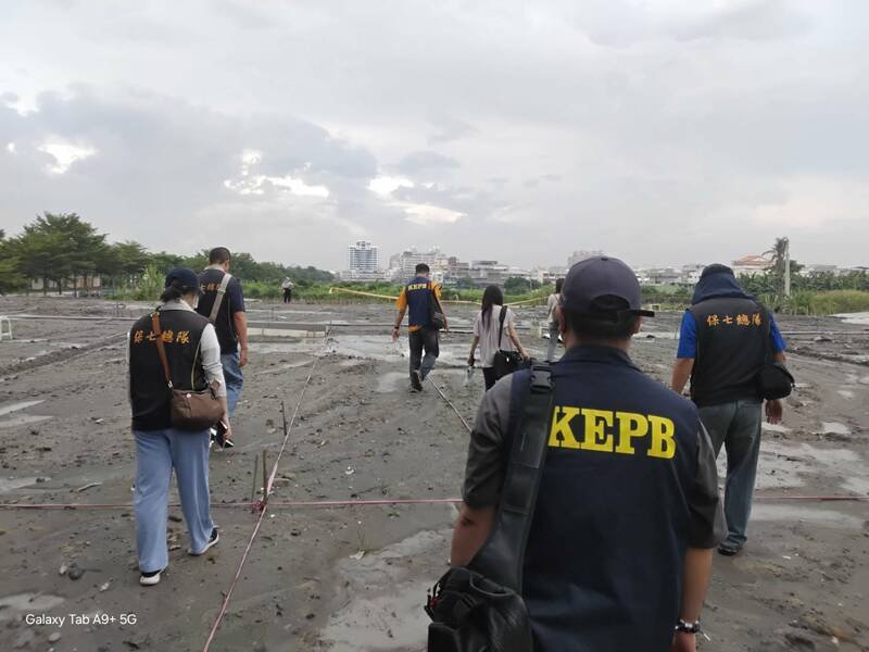 高雄大寮区山仔顶段农地遭不法集团回填建筑事业废弃物，雄检昨天发动搜索，带回司机、清运业者等19人到案。（读者提供）