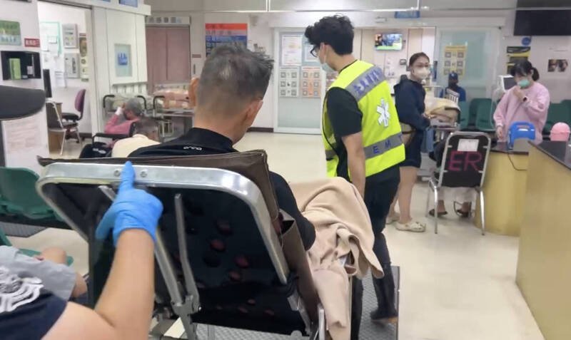 男子说起受伤原因一脸苦笑，但穿防寒服还能被鱼打伤，可见「凶犯」造型特殊。（民众提供）