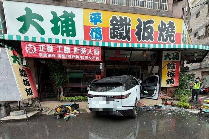 台中何姓男子昨天驾驶休旅车自撞铁板烧店当场死亡，脖子还出现一道刀伤，检警相验初步排除外力介入。（民众提供）