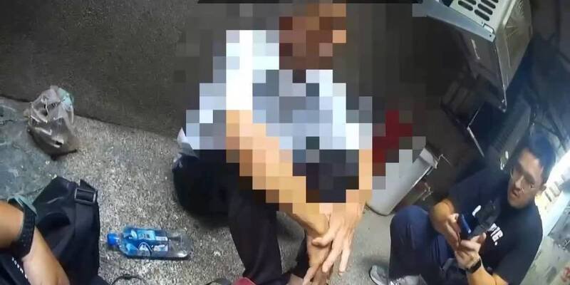 警方配合双方相约面交时，将前来取款的吴姓车手逮捕。（记者陆运锋翻摄）