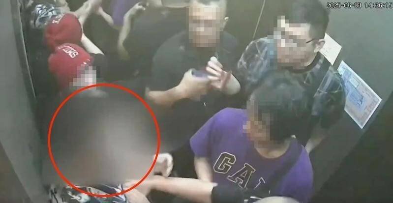 警方佯装住户访客，在电梯内活逮黄男。（警方提供）