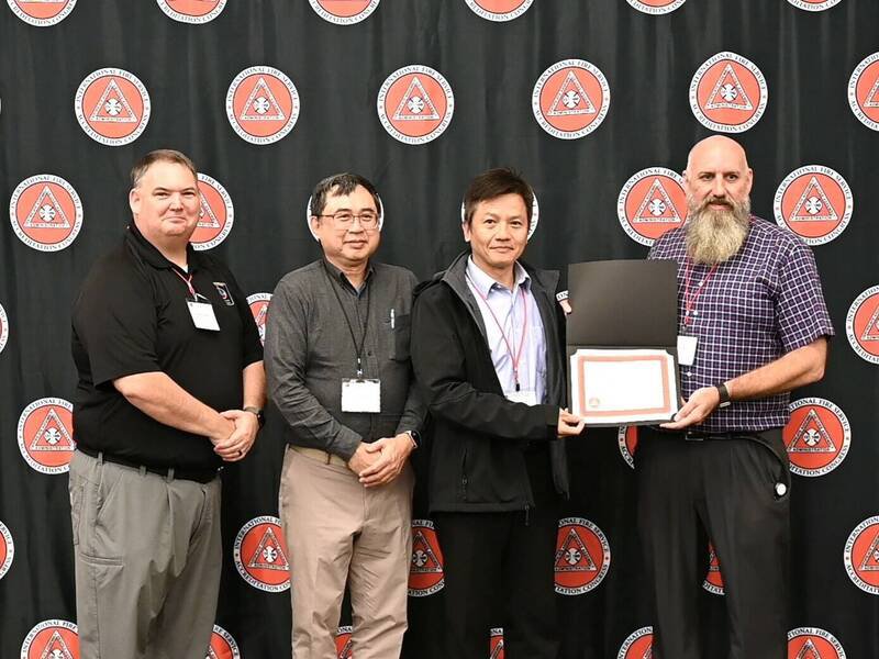 消防署训练中心代表受奖。（由左至右分别为IFSAC证书大会理事会副主席Matthew Palmerton 、国立云林科技大学特聘教授洪肇嘉、消防署训练中心主任谢志强、IFSAC证书大会理事会主席John Cunningham。（消防署提供）
