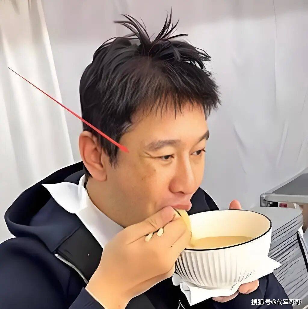 黄晓明头发稀疏显秃顶 脸上有斑褶子多 手控制不住发抖