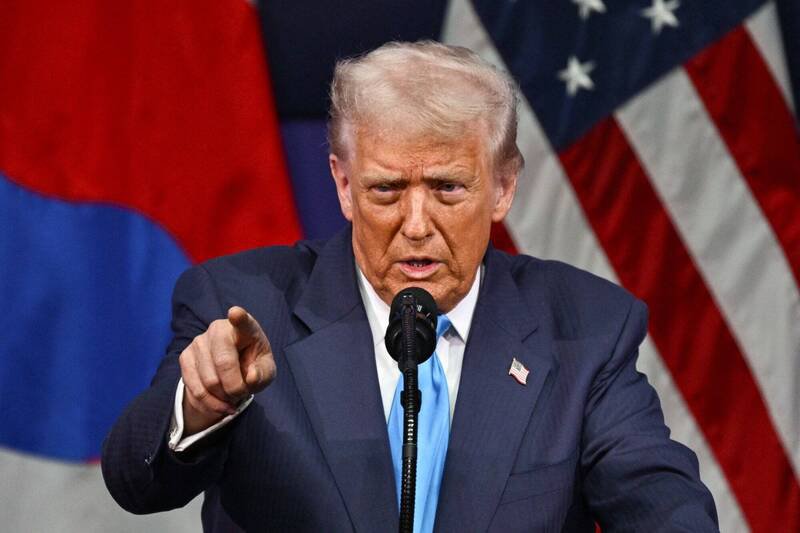 川普今在社群媒体「真实社群」发文指出，有鉴于其他国家的核试验计划状况，他已指示「战争部」以同等规模重新开始美国核武测试。（法新社）