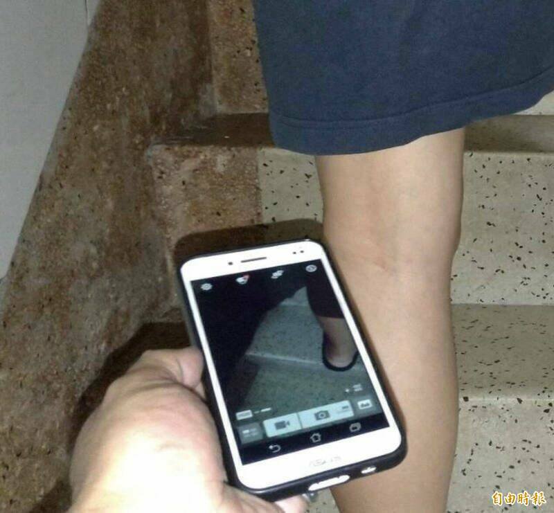 施姓男子用手机拍摄女子的隐私部位。非本案新闻照片。（示意图）