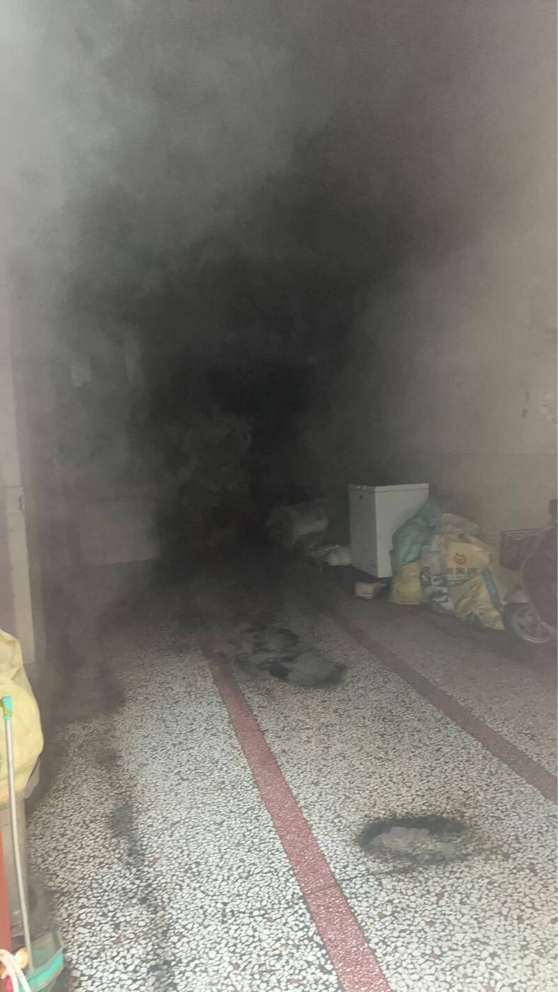 屏市一处住宅今晨发生火警，屋内弥漫浓烟。（屏县消防局提供）