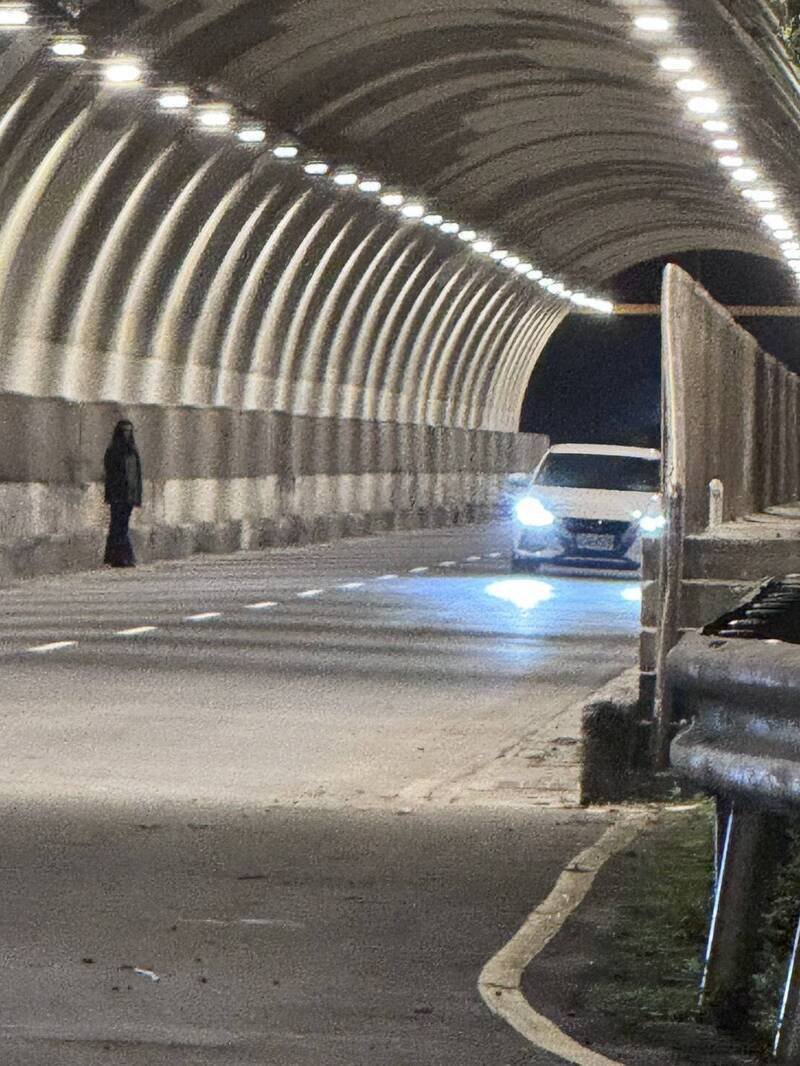 基隆市赖姓骑士26日晚间经过中山隧道时，竟看到面对车道站立的「人形鬼影」，吓得差点摔车。（民众赖先生授权提供）