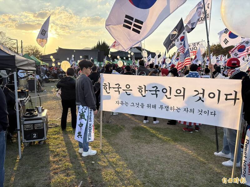 在APEC场外的新罗大钟前，有逾百名反中群众集结，拿出「韩国属于韩国人」标语，现场还出现「天灭中共」字样。（记者黄靖媗摄）