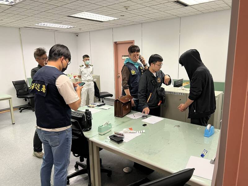 曾嫌（右一）从美国搭机返台入境时，被获报拦截的执法人员带往第二航厦检查室查验行李。（记者余瑞仁翻摄）
