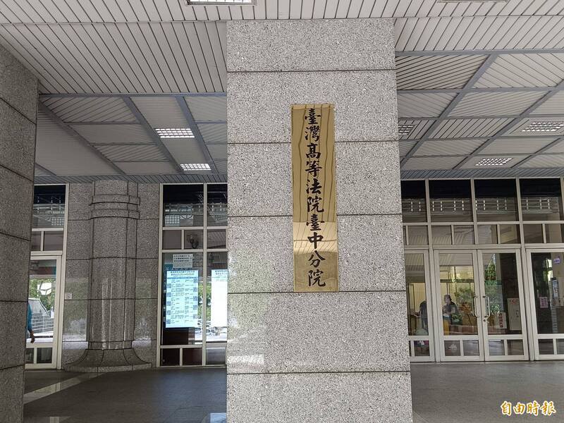 菲律宾移工尼克前年朝同乡格雷恩房间泼洒汽油后点燃，还持镰刀挥砍，造成他烧伤送医不治，台中高分院今天驳回上诉，维持15年徒刑。（记者陈建志摄）