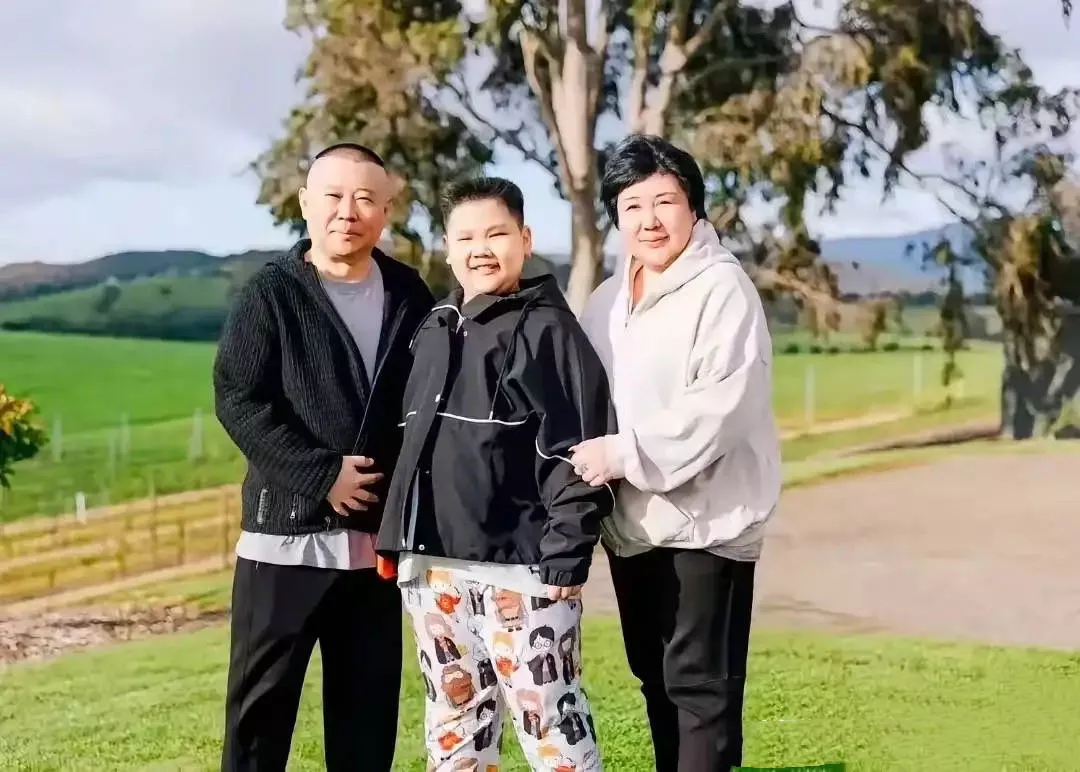 郭德纲一家三口国外秋游,10岁郭汾阳挺大肚穿花睡裤