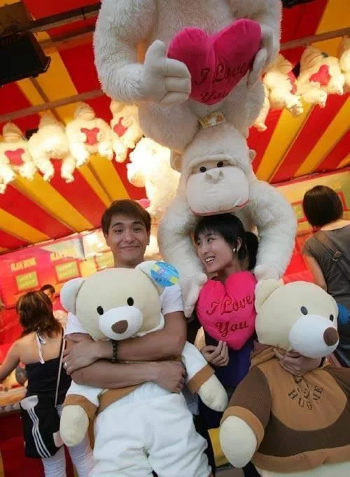 与孔令辉分手已十二年,被黑人肩扛的马苏,终于为情感经历买单