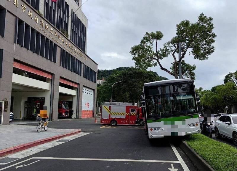 公车不明原因自撞分隔，由于就在消防分队前，消防人员直接救援无人受伤。（记者刘庆侯翻摄）