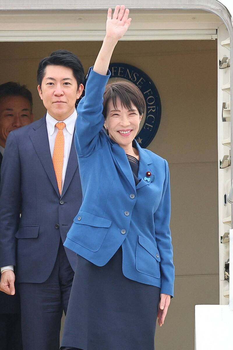 日本首相高市早苗今天下午出发前往南韩出席亚太经合会（APEC）峰会，出发前高市早苗向媒体表示，抵韩后将与南韩总统李在明举行首次会谈，对于日中领袖会谈，她则表示目前已在协调中。（路透）