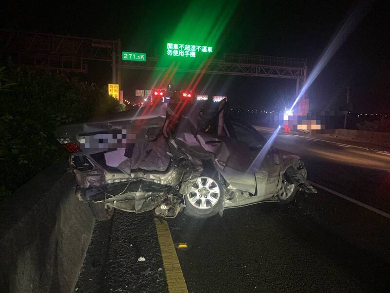 何姓男子驾驶轿车行驶在国道1号北向271.3公里撞到狗尸后失控撞击护栏后被追撞,车子严重变形。(民众提供) 何姓男子驾驶轿车行驶在国道1号北向271.3公里撞到狗尸后失控撞击护栏后被追撞,车子严重变形。(民众提供)