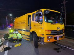 连人带车卷入垃圾车底!新屋车祸 妇命危送医抢救