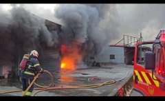 淡水铁皮工厂清晨大火 浓烟漫大街一度交管