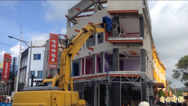 垦管处拆除垦丁里长张昌益违建。（记者蔡宗宪摄）