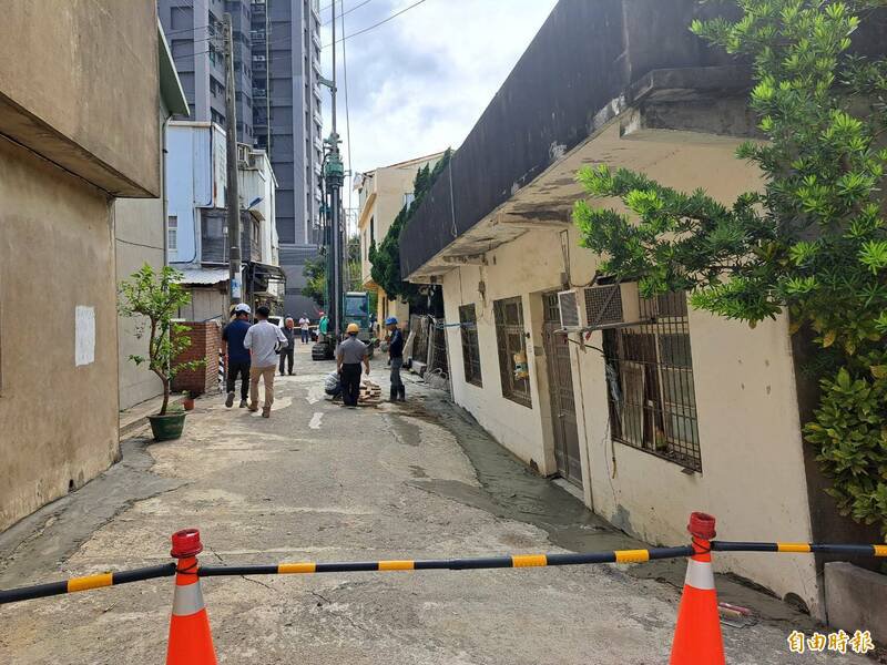 新竹市东大路四段富宇建设天阔建案地下室开挖导致邻近民宅倾斜，今天持续低压灌浆抢险。（记者洪美秀摄）