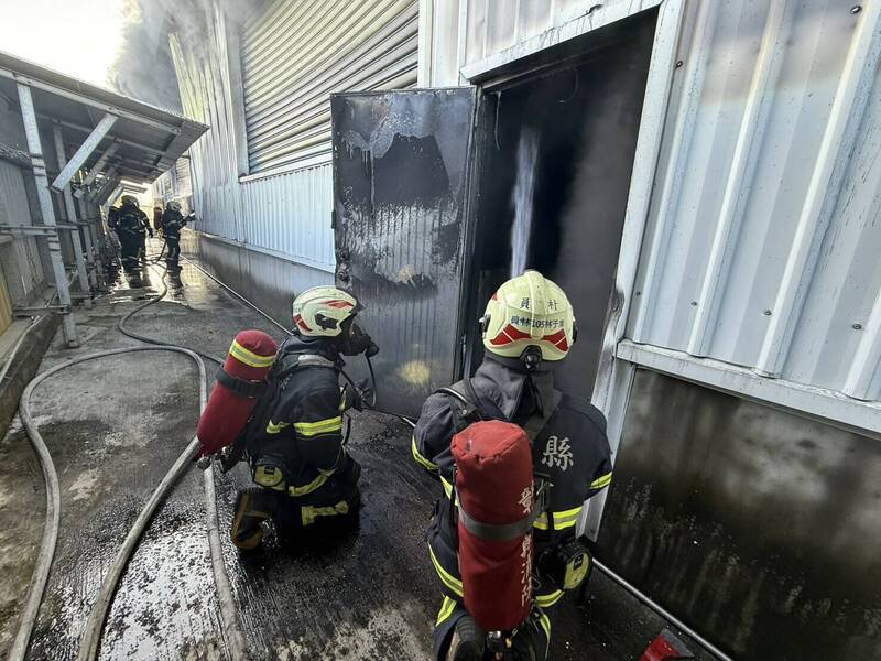 消防人员破门 救火（民众提供）