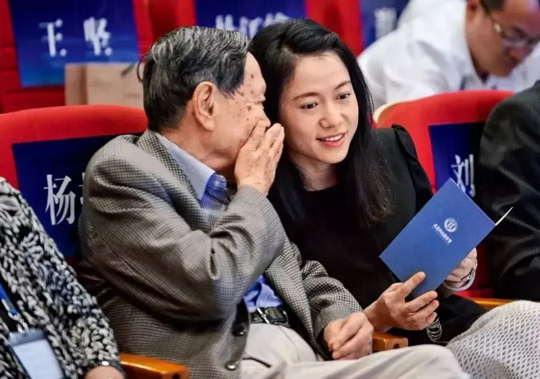 翁帆陪杨振宁参加学术会议