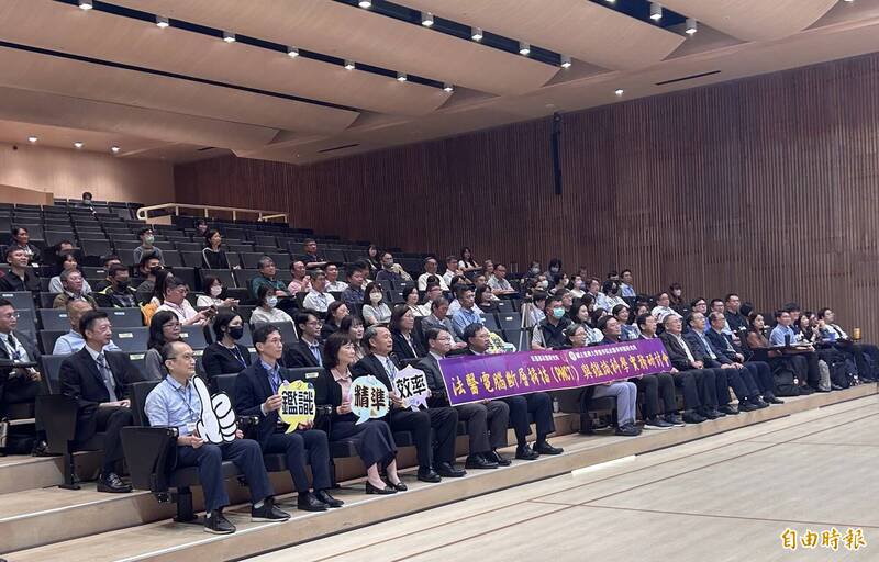 研讨会邀集检警与学界专家讨论司法科技新趋势，包括法务部政务次长徐锡祥、黄世杰、高检署检察长张斗辉、台北地检署检察长王俊力、最高检主任检察官吕文忠、刑事局鉴识中心主任黄女恩等。（记者刘咏韵摄）