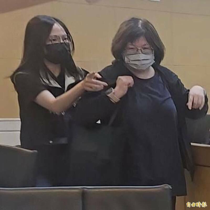 国民党组发会副主委黄碧云（右）涉罢免连署造假案羁押3个多月后裁定50万交保。（资料照）