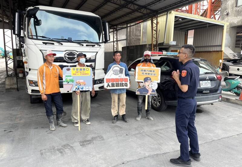 白河警分局今天（31日）派专人分别前往辖内预拌混凝土厂进行交通安全宣导，特别针对大型车驾驶人进行交通安全教育。（分局提供）